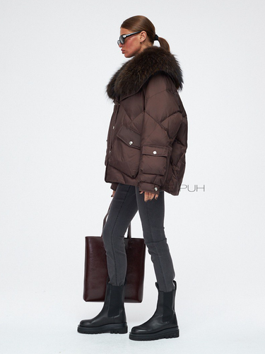 Короткий пуховик к шоколадном цвете с меховым воротником
