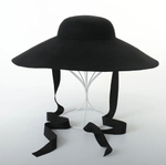 Шляпка с лентами.