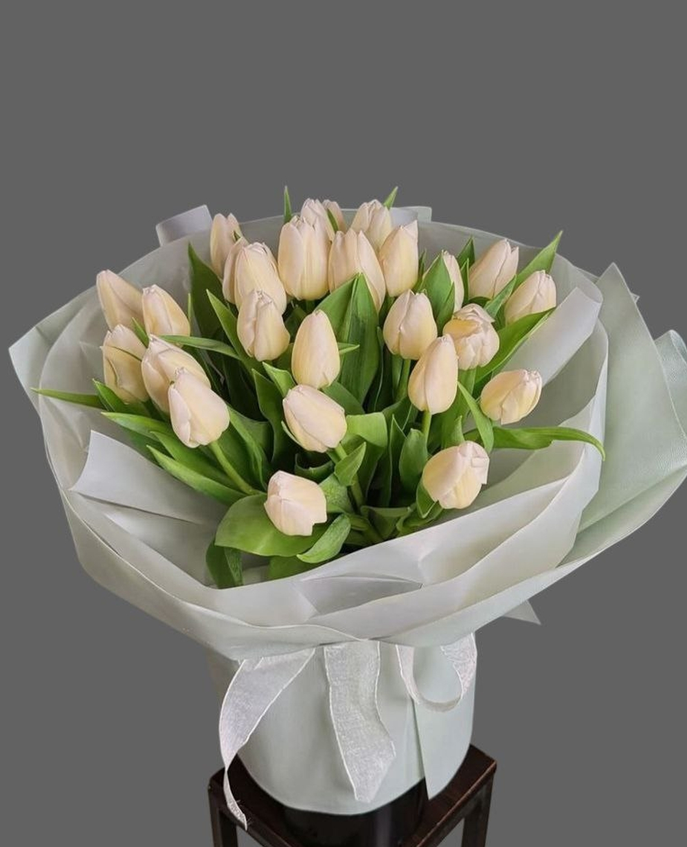 27 белых тюльпанов