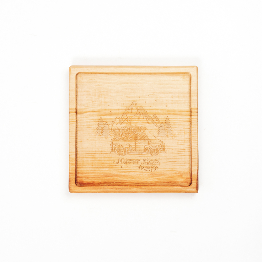 Деревянная менажница из кедра для подачи блюд и закусок с гравировкой "Never stop dreaming"