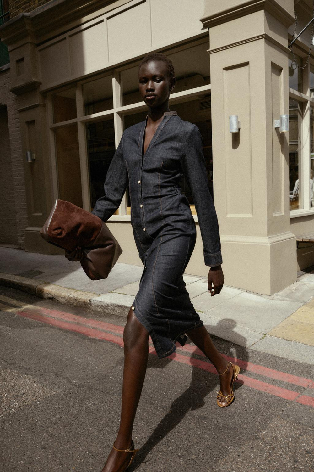 ZARA ПРИТАЛЕННОЕ ДЖИНСОВОЕ ПЛАТЬЕ МИДИ, СИНИЙ