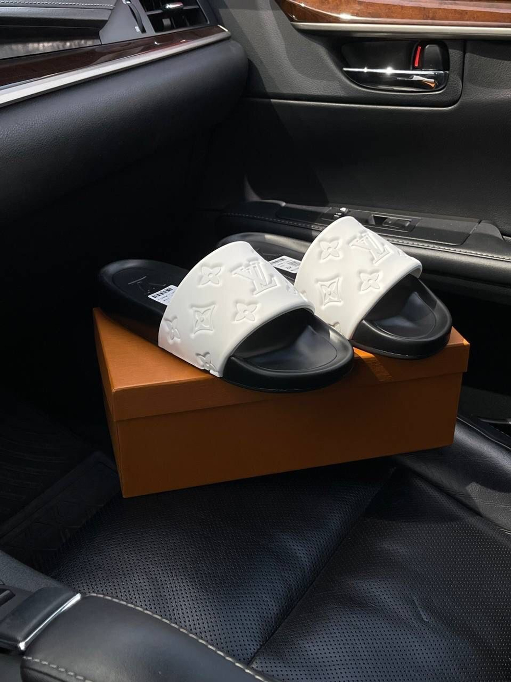 Шлепанцы Louis Vuitton