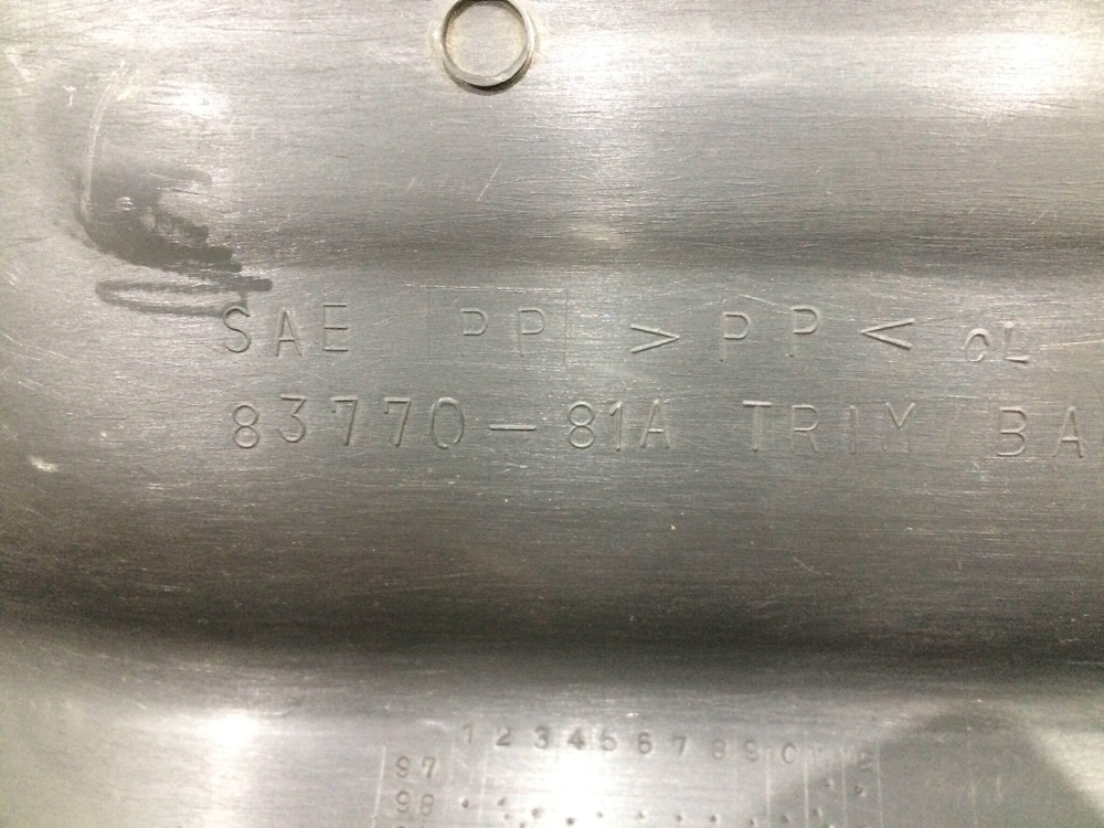 Обшивка двери багажника Suzuki Jimny 3 98-19 Б/У Оригинал 8377081A