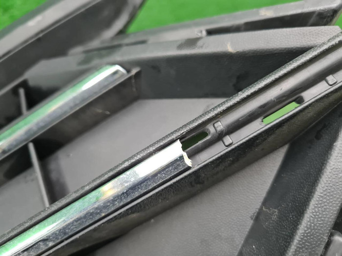 Решетка переднего бампера левая VW Touareg 3 18-23