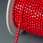 Матовая стразовая цепь, 2мм, красный кристалл в красных цапах
