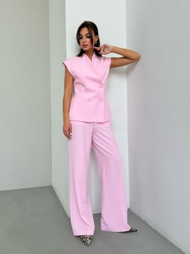Розовый брючный костюм с жакетом без рукавов
