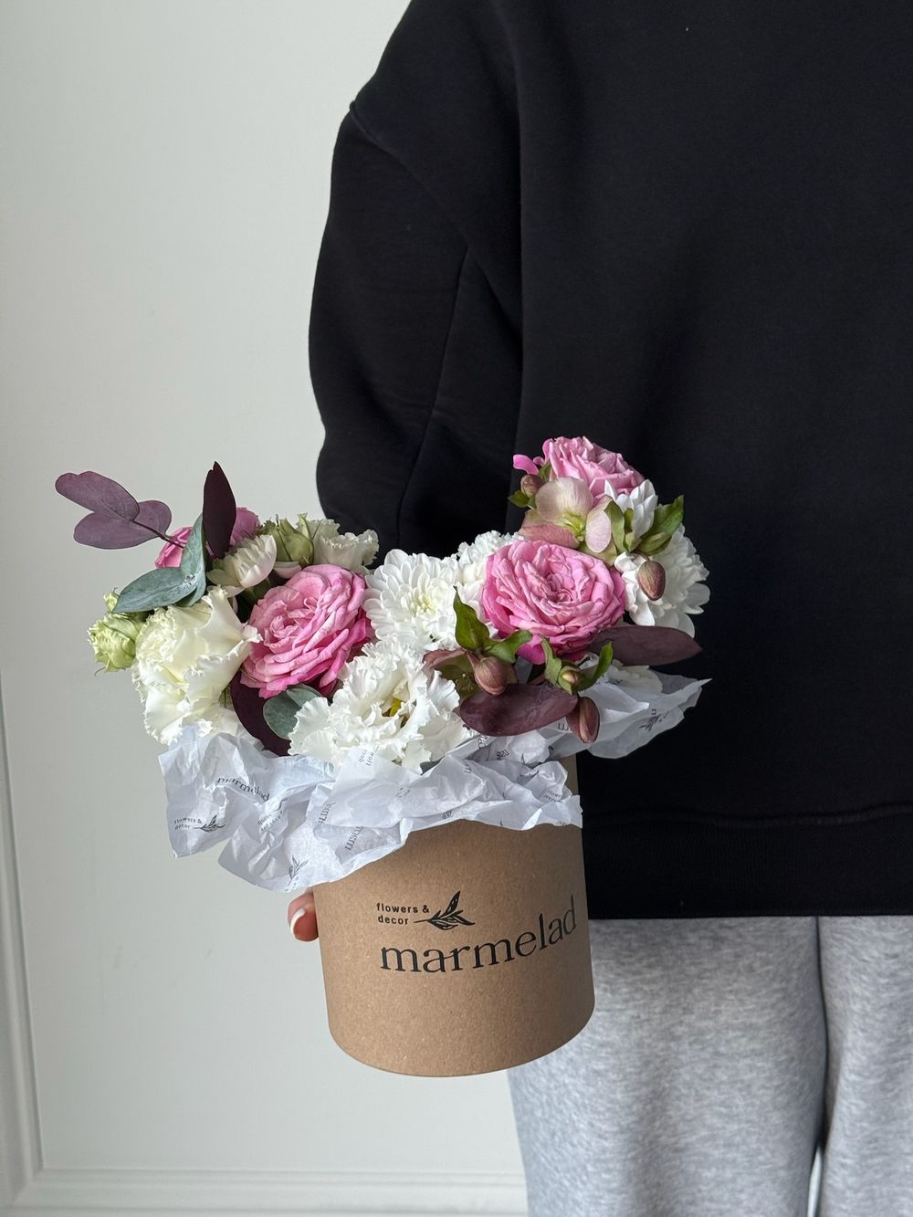 Композиция в коробке из кустовых пионовидных роз, хелеборуса, эвкалипта и лизиантуса