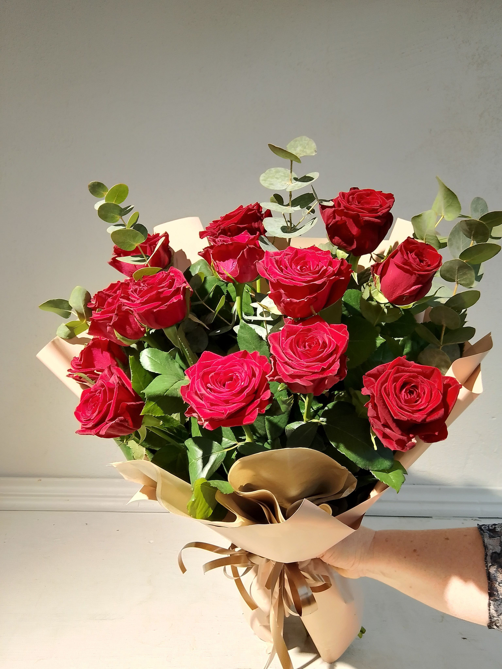 Гвоздика бывает стильной в букете с эвкалиптом (М0020)