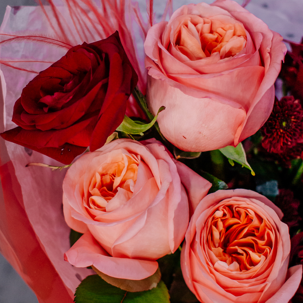 84. Яркий эффектный букет с пионовидными и классическими розами