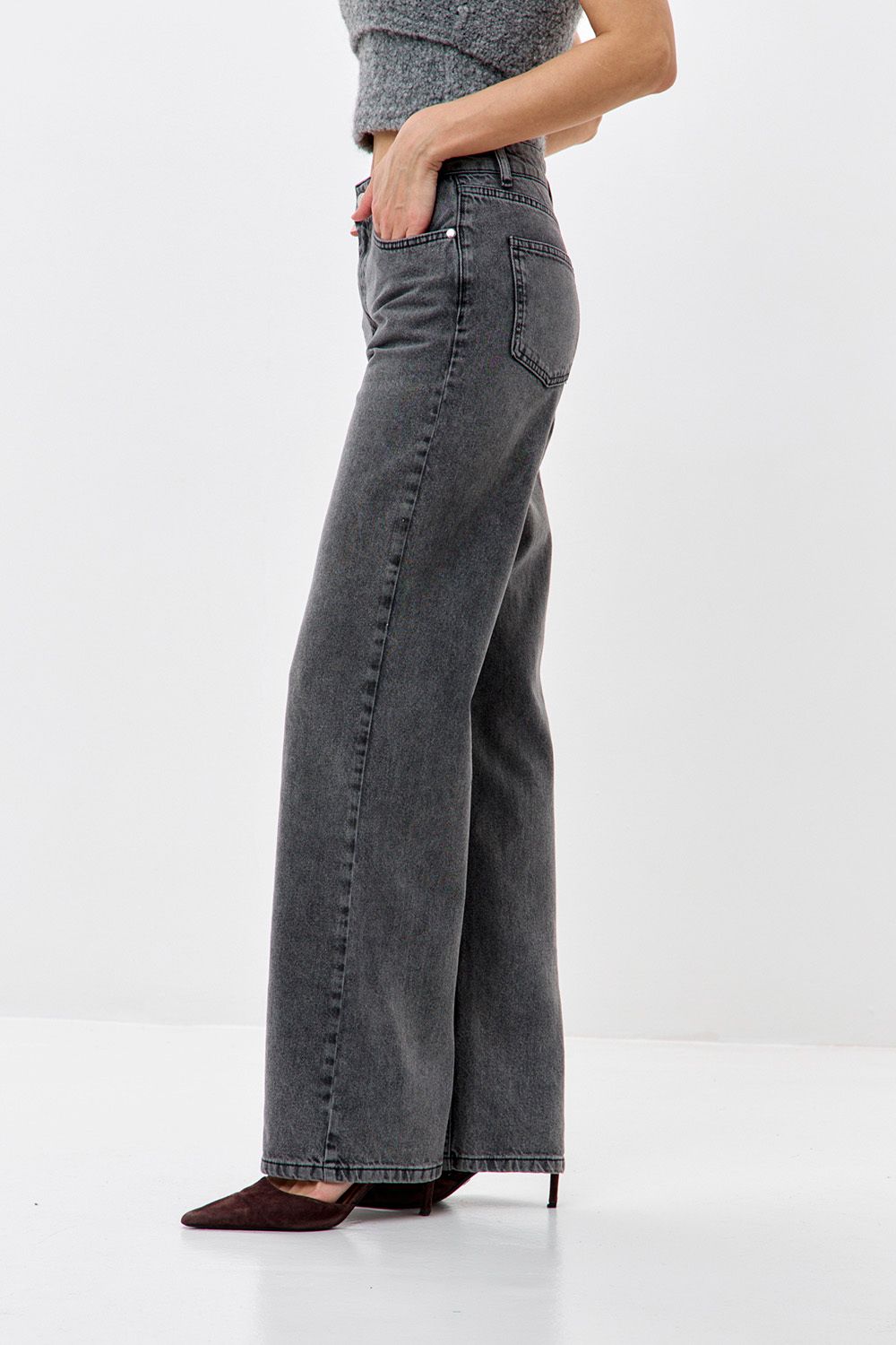 Джинсы wide leg серого цвета