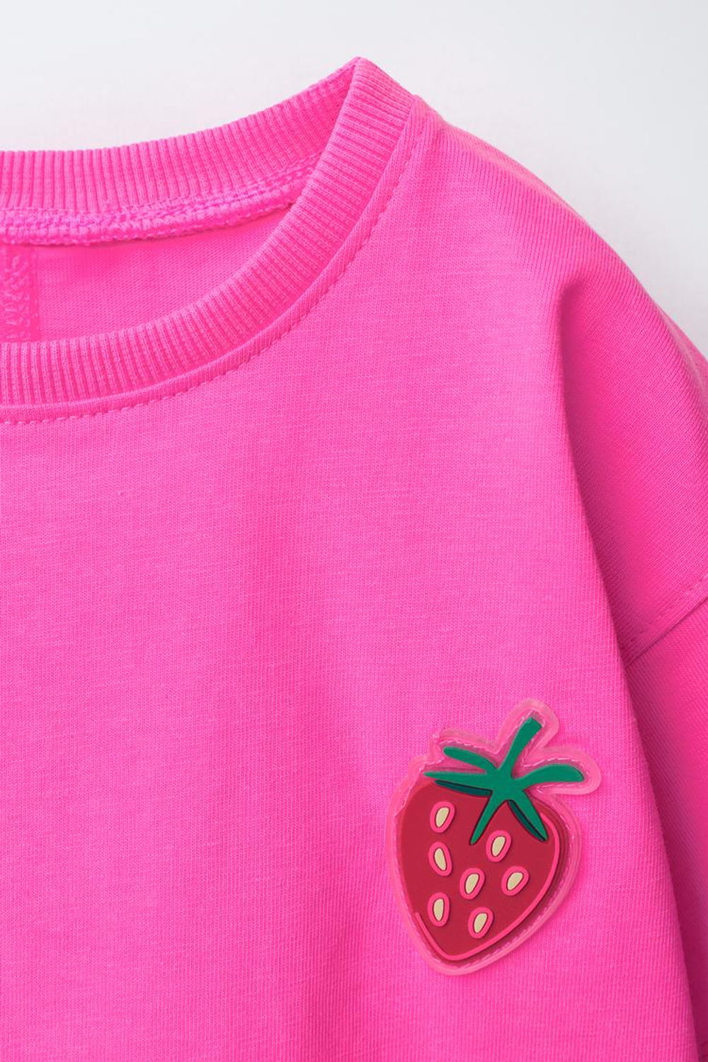 ZARA ФУТБОЛКА С ПРОРЕЗИНЕННОЙ НАШИВКОЙ, НЕОНОВЫЙ РОЗОВЫЙ