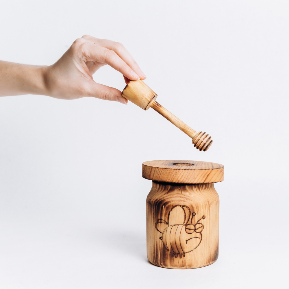 Деревянный бочонок (контейнер) для мёда с крышкой и ложечкой (дризл) из древесины кедра. KD4