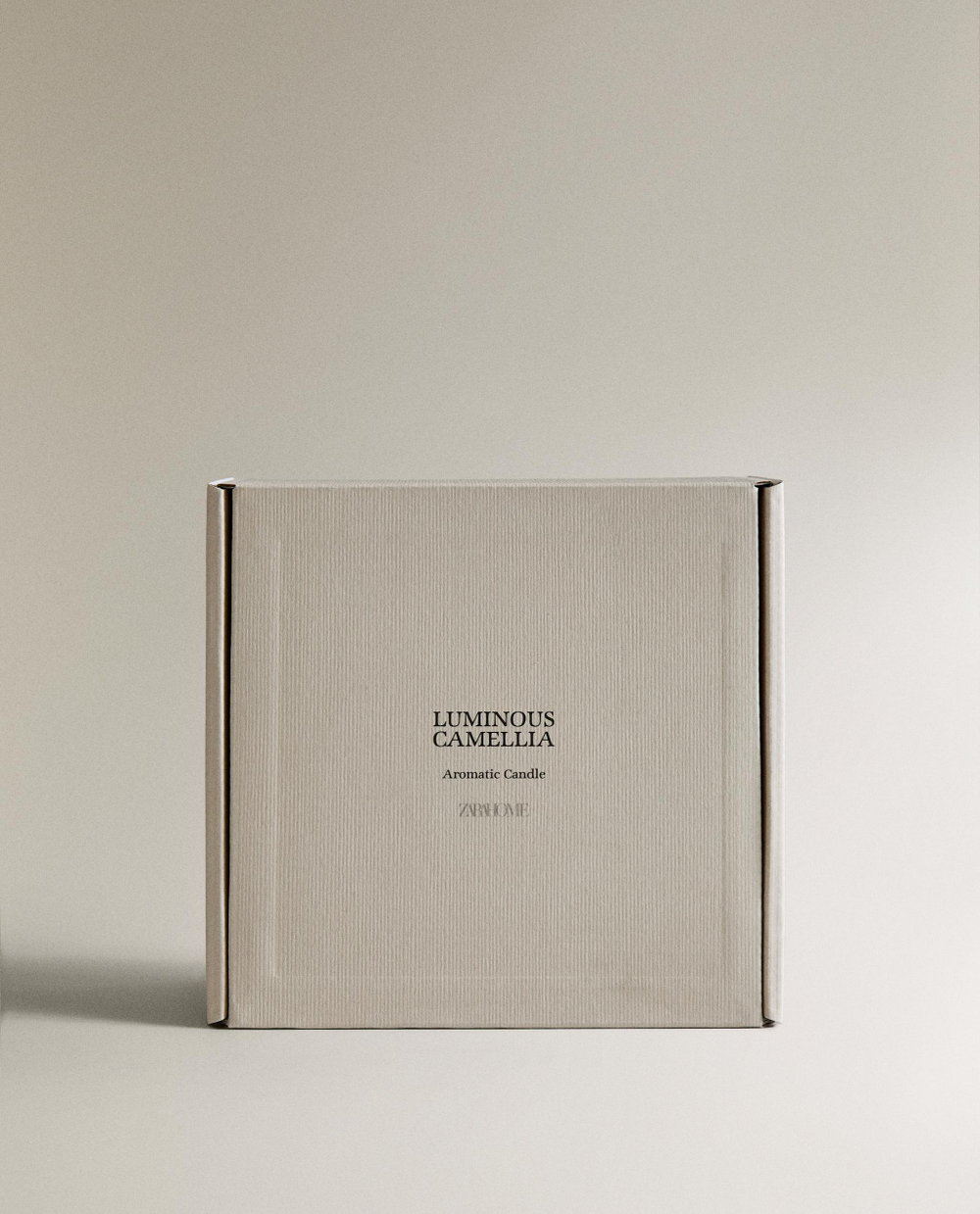 Zara Home Свеча ароматическая Luminous Camellia 540 г, растительный воск, аромат цветочный, Розовый