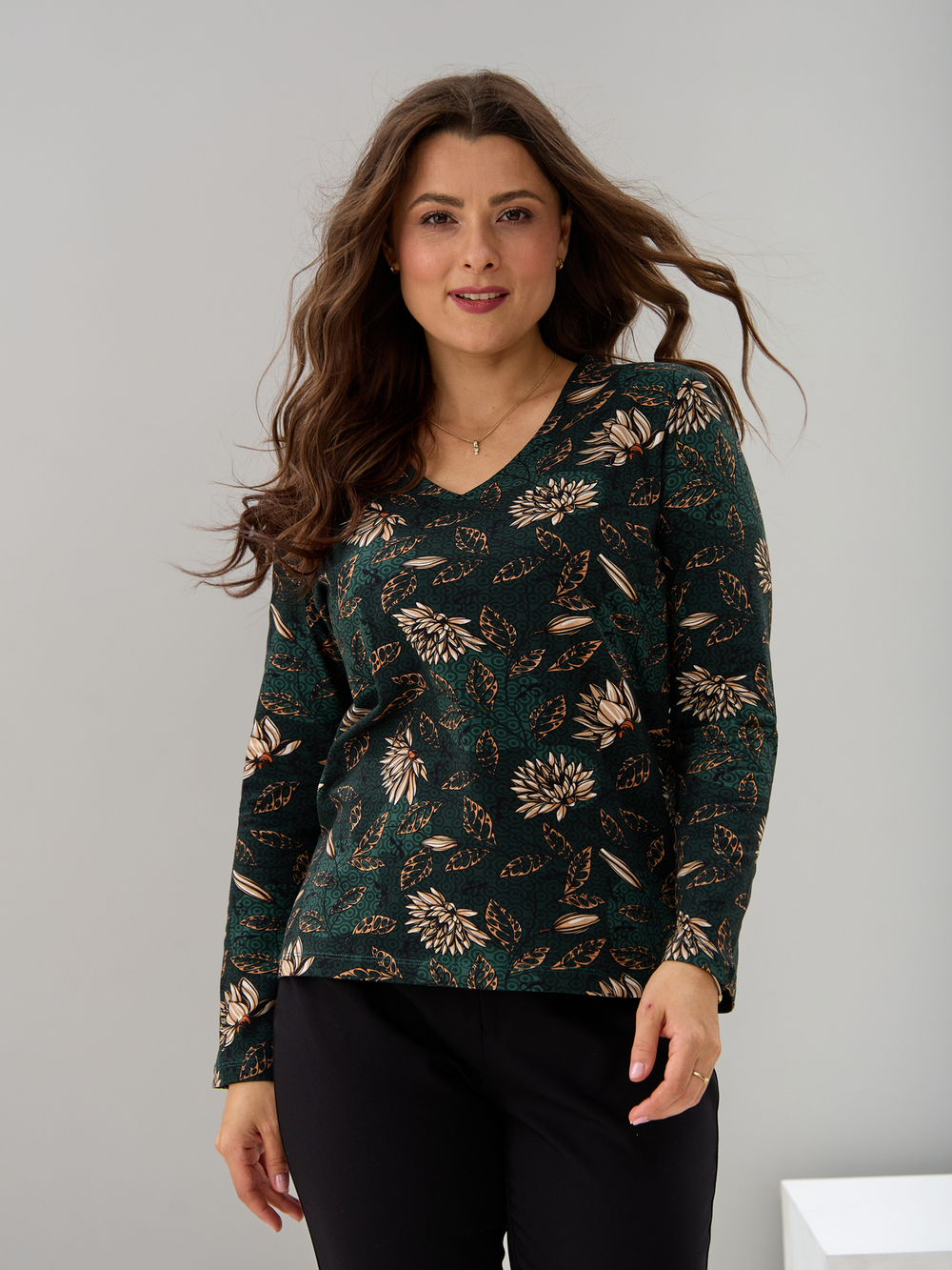 Лонгслив ЛНкл-080/изумрудный-хризантемы