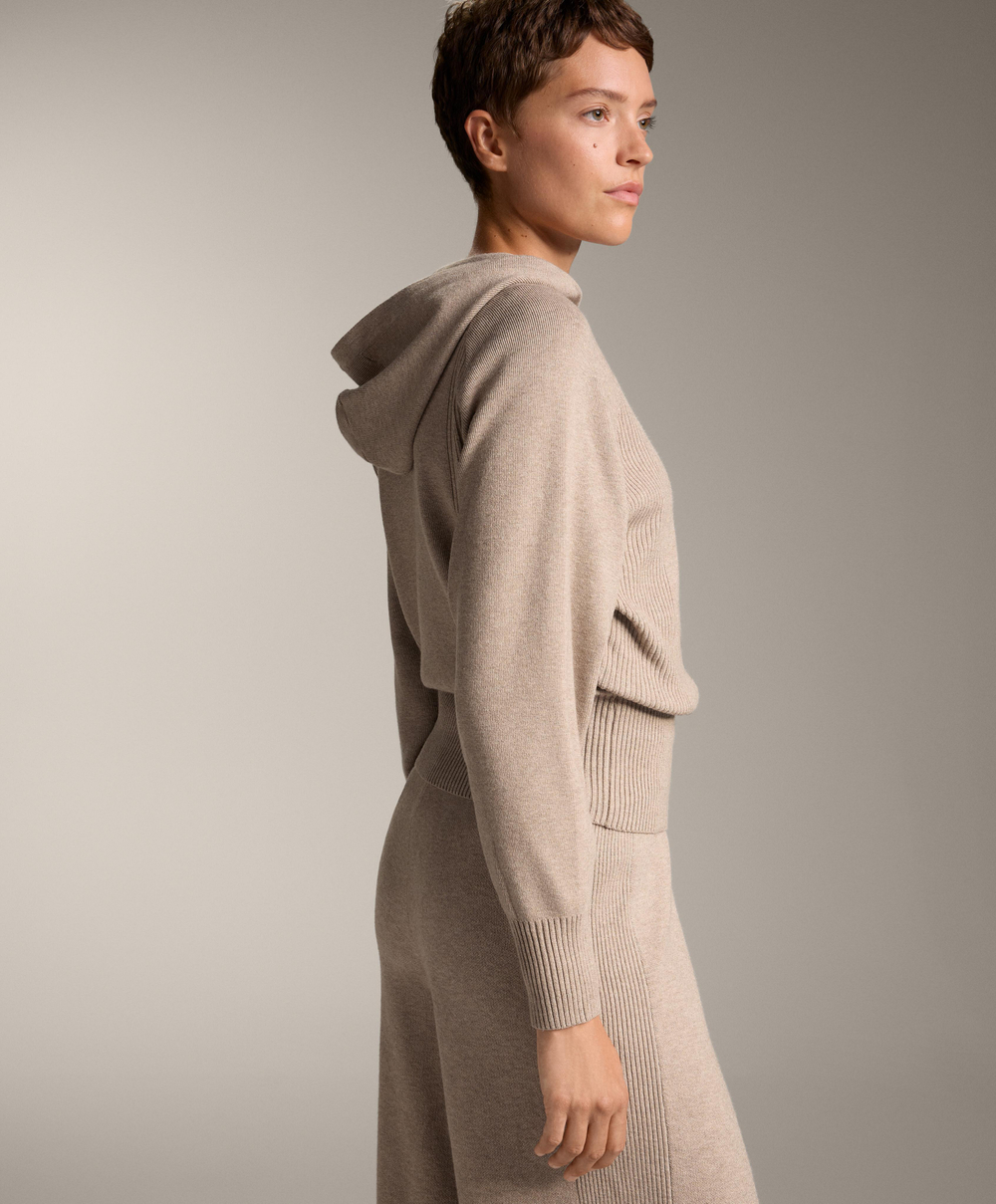 Oysho Вязаный джемпер в рубчик с капюшоном и приталенной талией, серо-коричневый