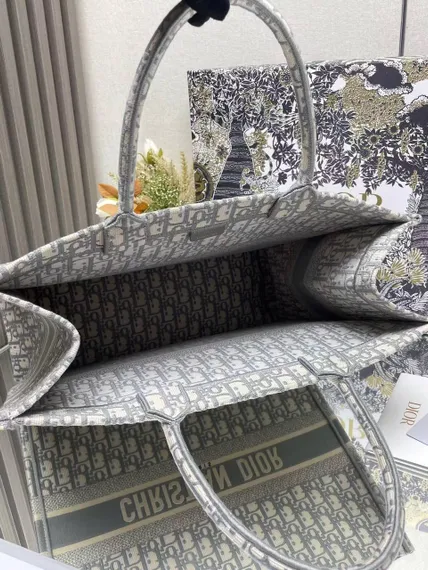 Сумка Dior Book Tote, светло-серый