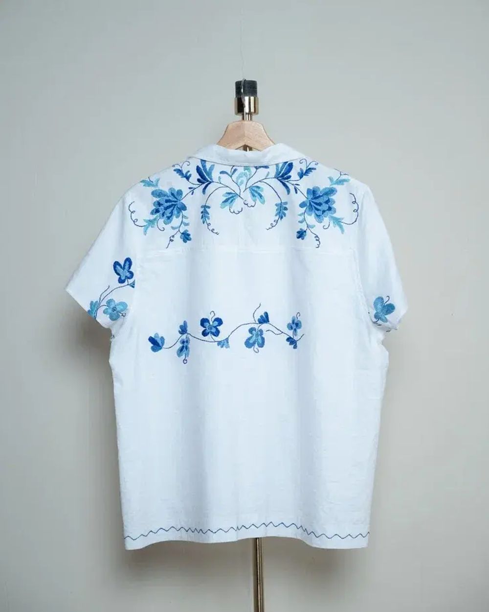 Рубашка Soeurs с Синими Цветами Вышитыми Вручную 2 белая