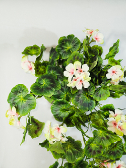 Искусственные цветы Герань ампельная бело-зеленая в настенном кашпо