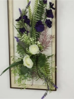 Искусственные цветы в багетной раме для декора