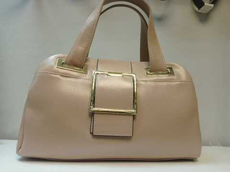 Женская сумка-тоут из бежевой кожи с золотистой пряжкой