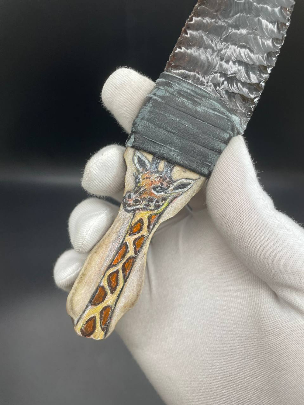 Обсидиановый нож с рукояткой из рога оленя с рисунком жирафа 17 см