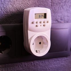 UST-E20 WHITE Таймер электронный с розеткой. 220В. 24ч. 1600Вт. Энергонезависимая память. ТМ Uniel