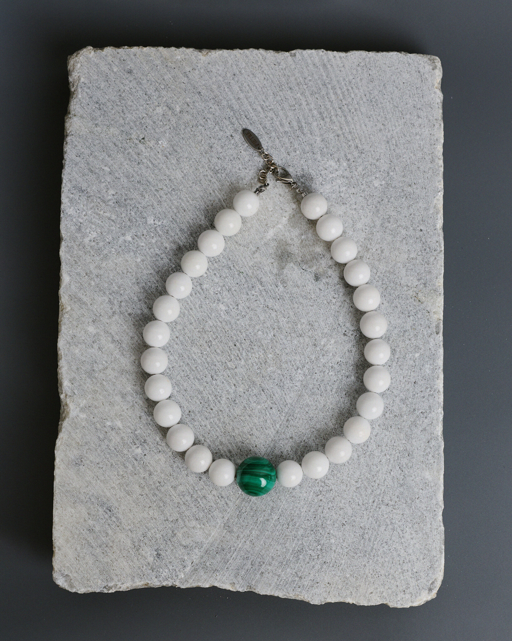 Бусы с акцентной бусиной из малахита