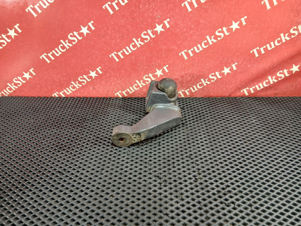 Кронштейн переднего амортизатора