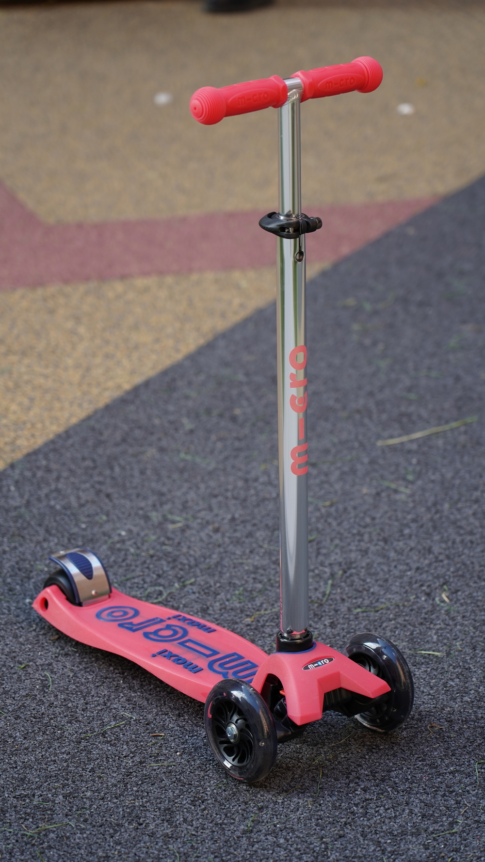 Самокат Maxi Micro Deluxe Glow Plus (светящийся) LED красное сияние