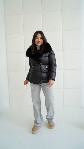 Черный двубортный пуховик с мехом