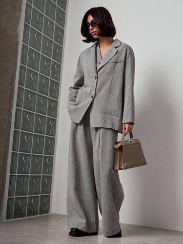 Женский костюм-тройка бежевого цвета