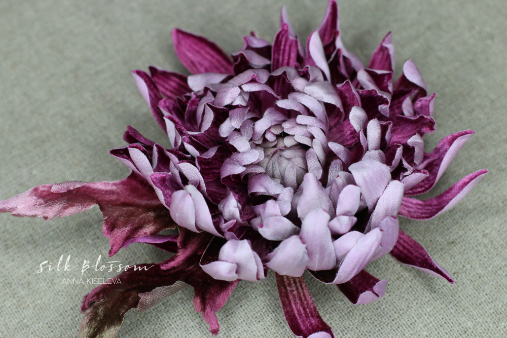 Брошь - темно-розовая хризантема из шелка и бархата