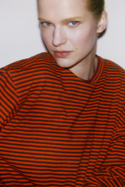 ZARA ФУТБОЛКА ИЗ ХЛОПКА И ЛЬНА В ПОЛОСКУ, ОТТЕНКИ КРАСНОГО