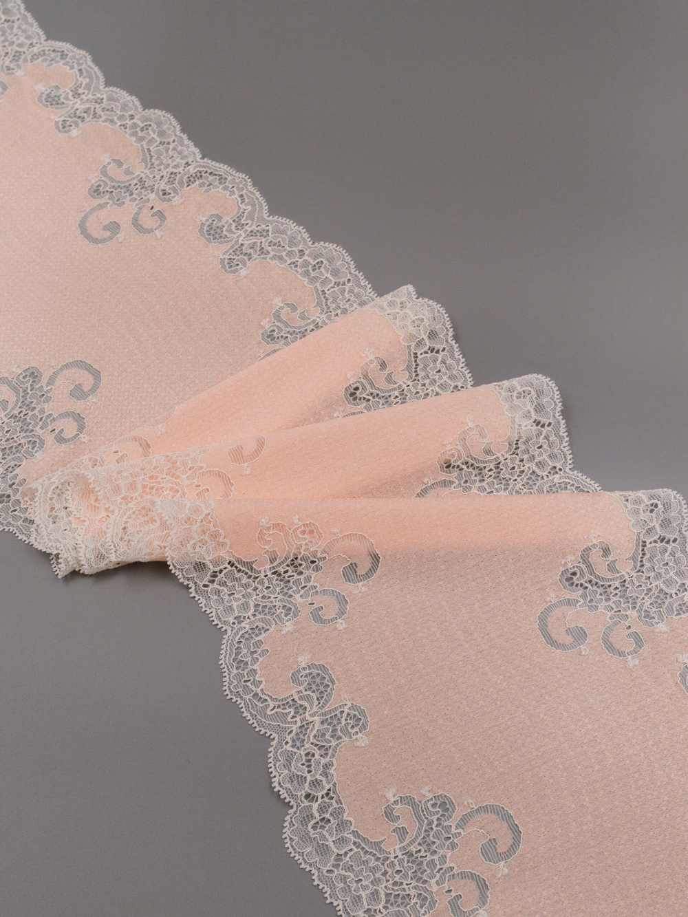 Эластичное кружево светло-персиковое со светло-желтым ширина 18 см ОТРЕЗЫ