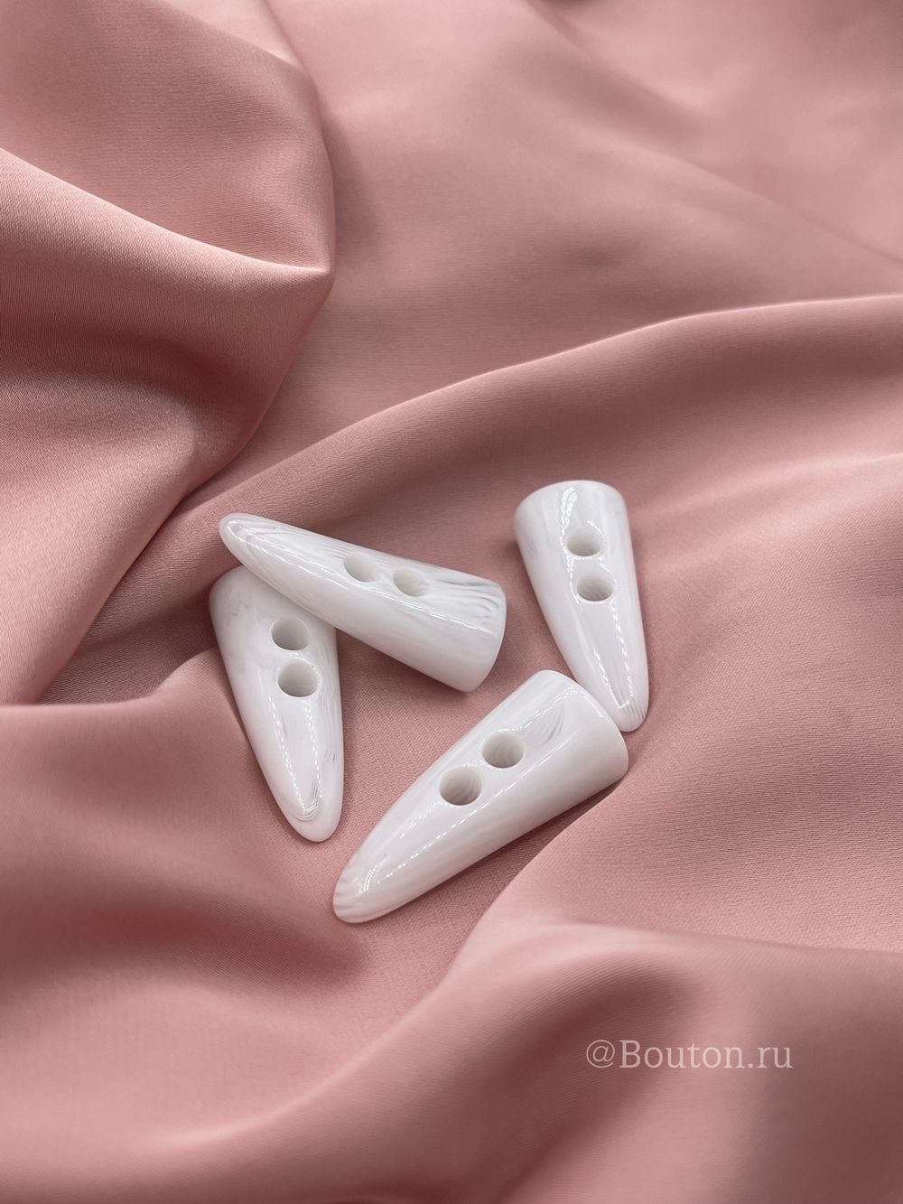 Пуговицы на 2 прокола декоративные белые с полупрозрачными прожилками