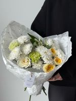 Букет сборный из хризантемы, альстромерии, кустовых пионовидных роз и диантусов