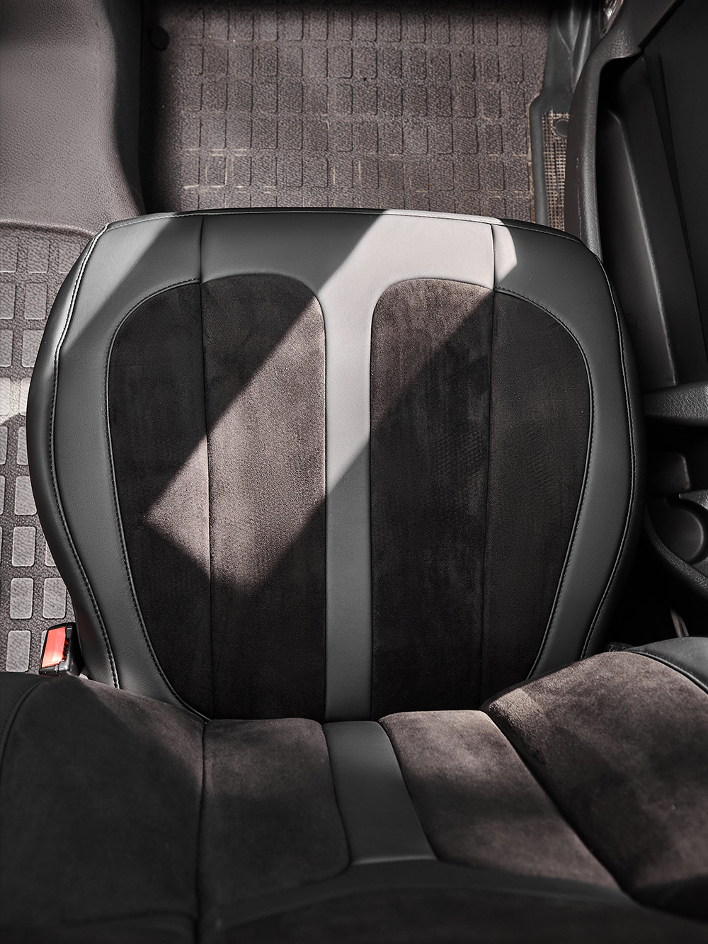 Чехлы Люкс VOLVO FH-13 после 2018 года: водитель от сиденья, пассажир от стойки кабины (один вырез под ремень) (экокожа, черный, черная вставка)