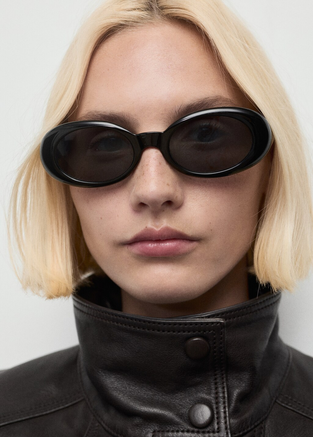 Кожаная куртка с высоким воротником