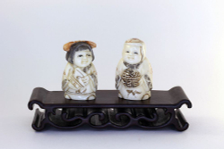 Сет нэцкэ Два ребенка Карако (мальчик и девочка) на подставке