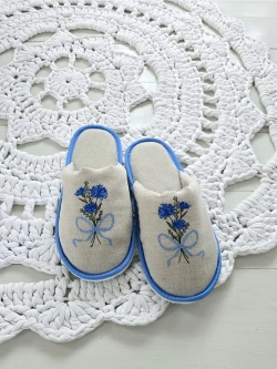 Льняные тапочки с вышивкой Васильки