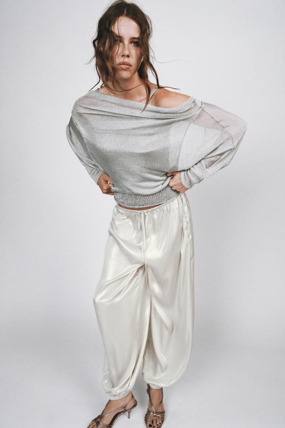 ZARA БРЮКИ-БАНАНЫ С ЭФФЕКТОМ ФОЛЬГИ, СЕРЕБРИСТЫЙ