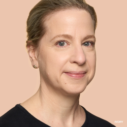 Bobbi Brown Weightless Skin Foundation SPF 15 - Долговечный тональный крем с увлажняющим эффектом, 30 ml