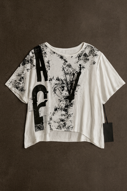 Футболка Chiara — oversize с арт-принтом и объёмными нашивками