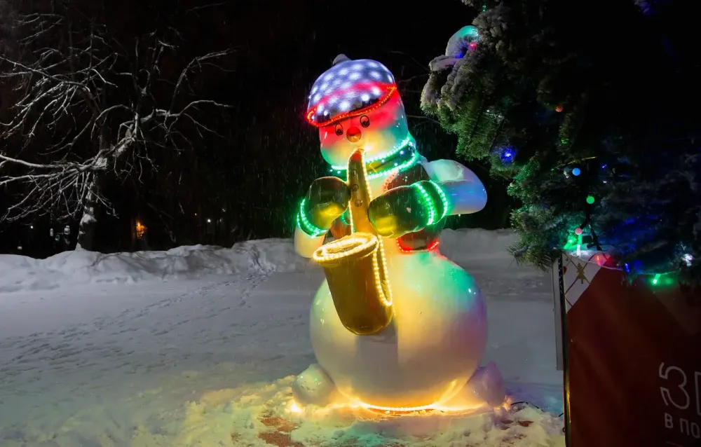 Уличная фигура "Снеговик с саксофоном"