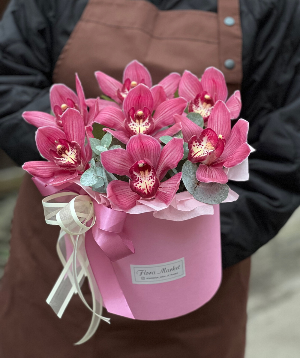 Композиция из цимбидиума и эвкалипта в шляпной коробке