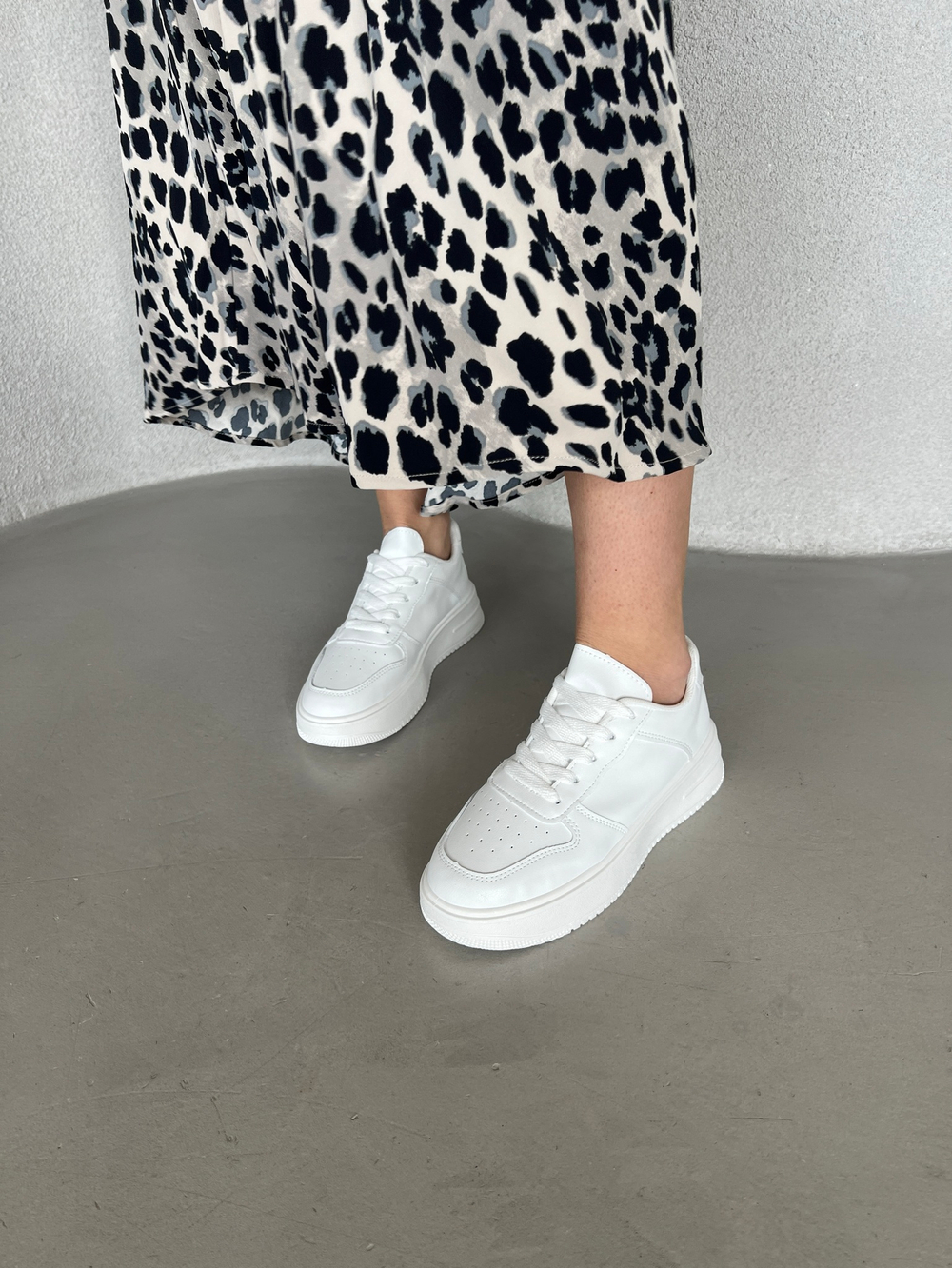 Кроссовки женские