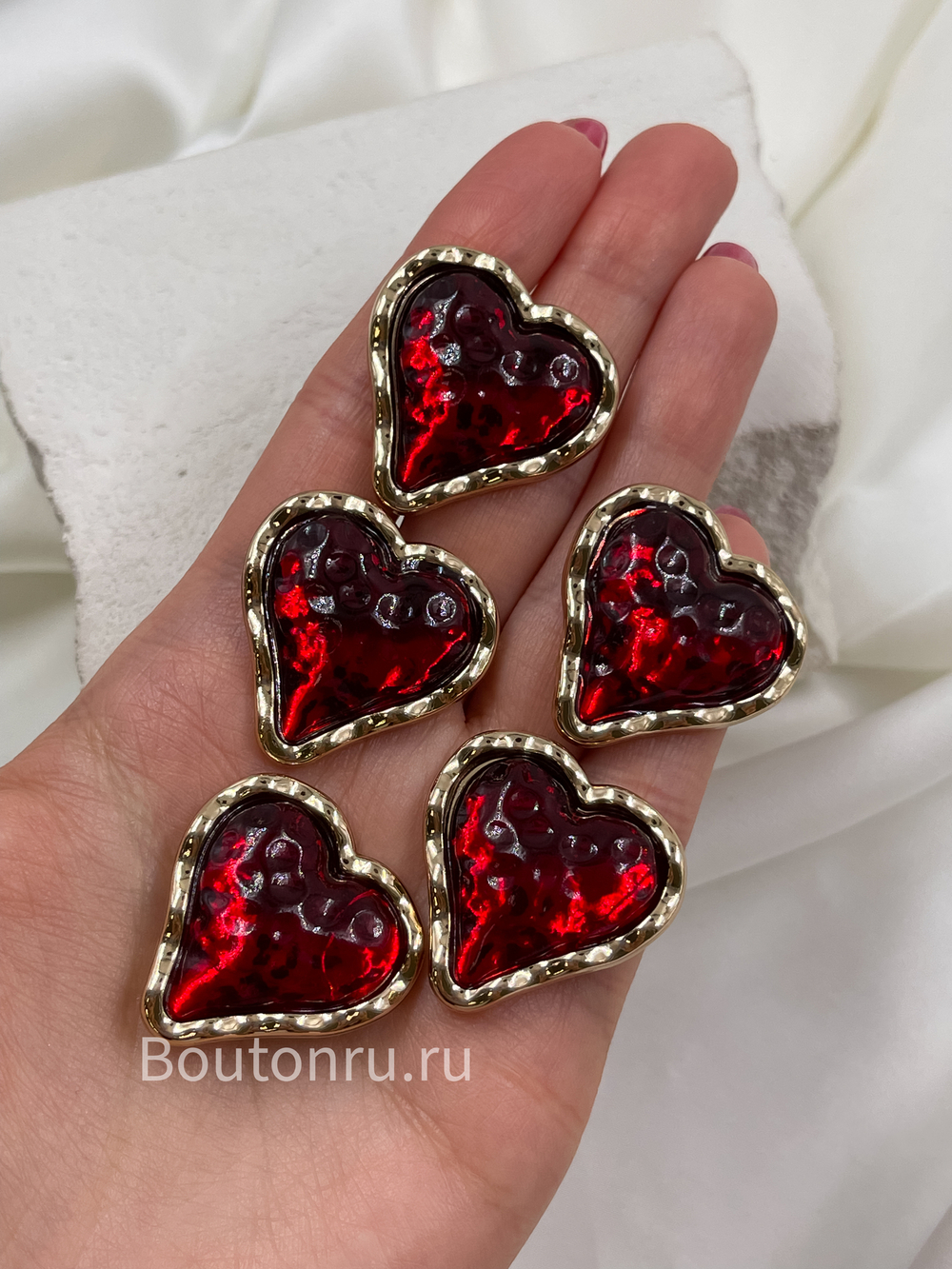 Пуговицы сердечки  с неровным краем и жатой красной серединкой с мармеладным эффектом