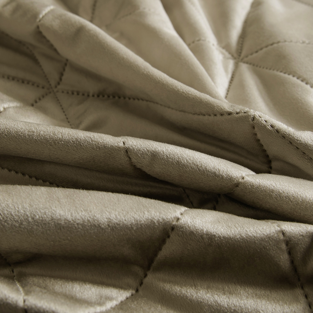 Велюровое покрывало в клетку и две наволочки OVL031