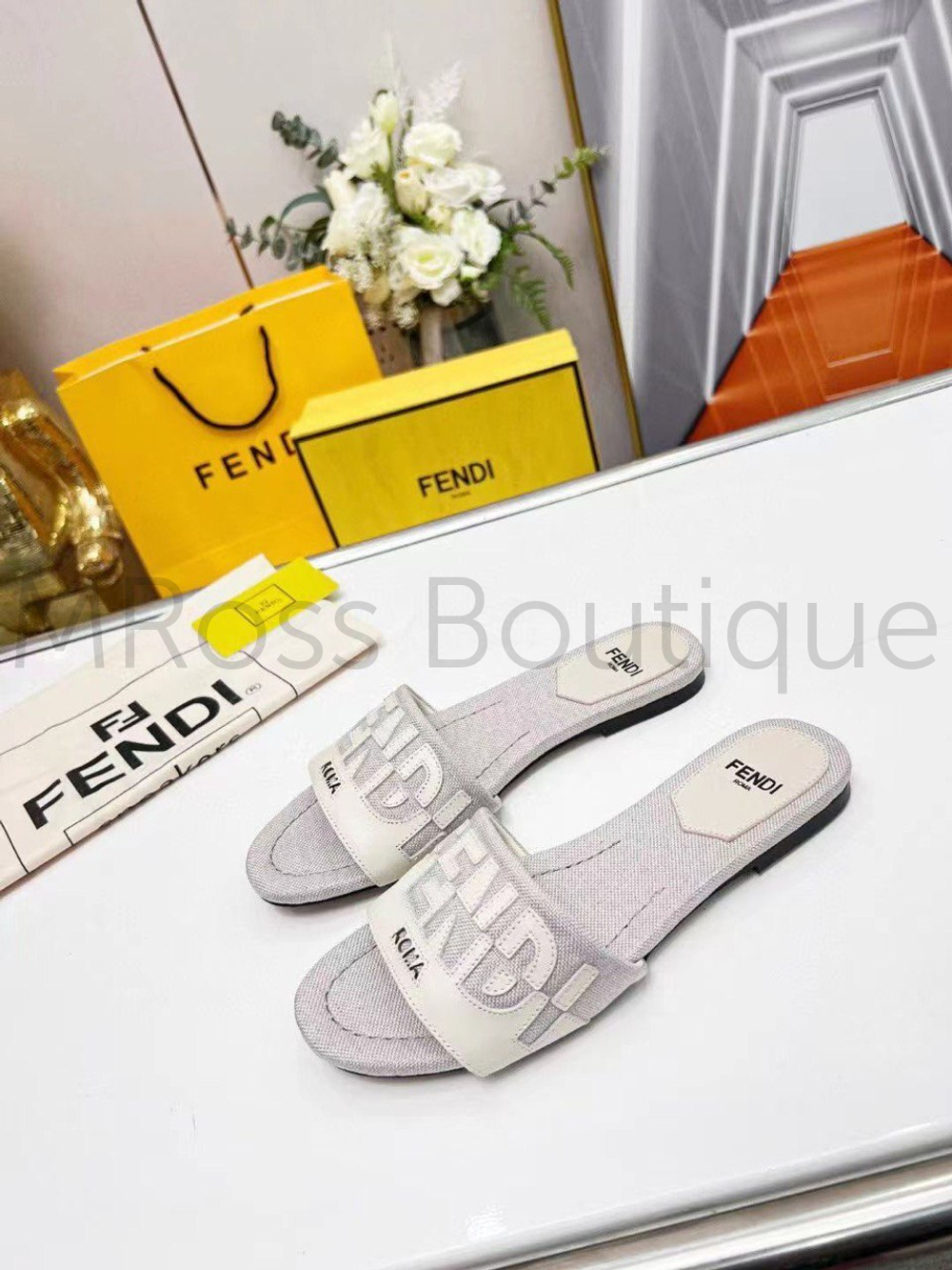 Шлепанцы Fendi Signature светло-серого цвета