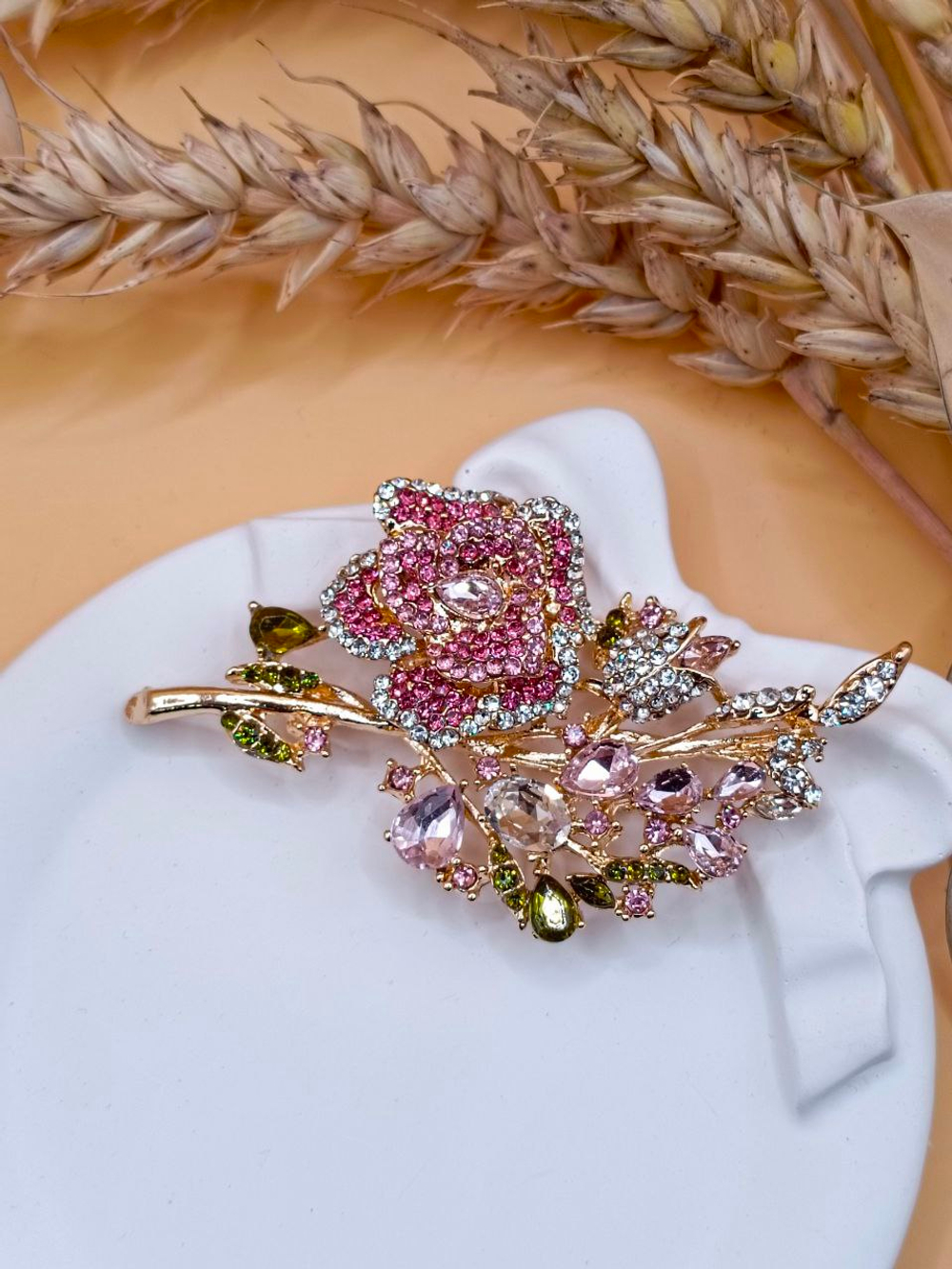 Брошь "Игривая веточка Розы"Выполнена из метала, страз и цирконов.